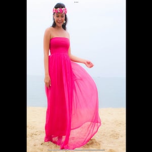 Vestido largo playero sin tirantes de gasa rosa para dama de honor
