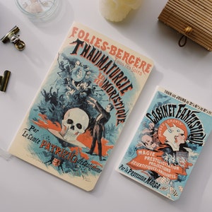 Może przedstawiać: Dwa papierowe książki w stylu vintage z kolorowymi ilustracjami i tekstem. Pierwsza książka nosi tytuł "Folies-Bergere Tous les Soirs Thaumaturgie Moristique", a druga książka nosi tytuł "Cabinet Fantastique Crevin Tous les Jours 3h 6h 8h 11h".