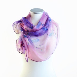 Foulard en soie avec des bleuets - violet foulard - peint écharpe fleurs-femme col châle écharpe-cadeau d’Art son écharpe femme mère cadeau - Floral