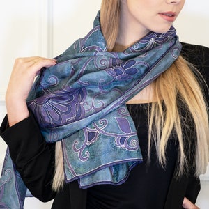 Foulard en soie peinte à la main avec un foulard violet floral ornements-Floral foulard-peint à la main, batik Foulard-soie foulard pour les femmes-violet foulard gris