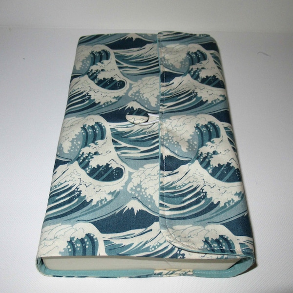 Protège livre, housse de livre, cadeau fête des mères, cadeau lectrice, chic, motif vagues, et volcans, vert, format au choix