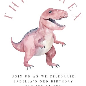 以下が含まれることがあります： ピンク色のティラノサウルスレックスの水彩イラストで、上部に「THREE-REX」の文字があります。招待状には「JOIN US AS WE CELEBRATE ISABELLA'S 3RD BIRTHDAY! MAY 1ST AT 2PM 123 MAIN ST CHICAGO, IL 12345」の文字も含まれています。