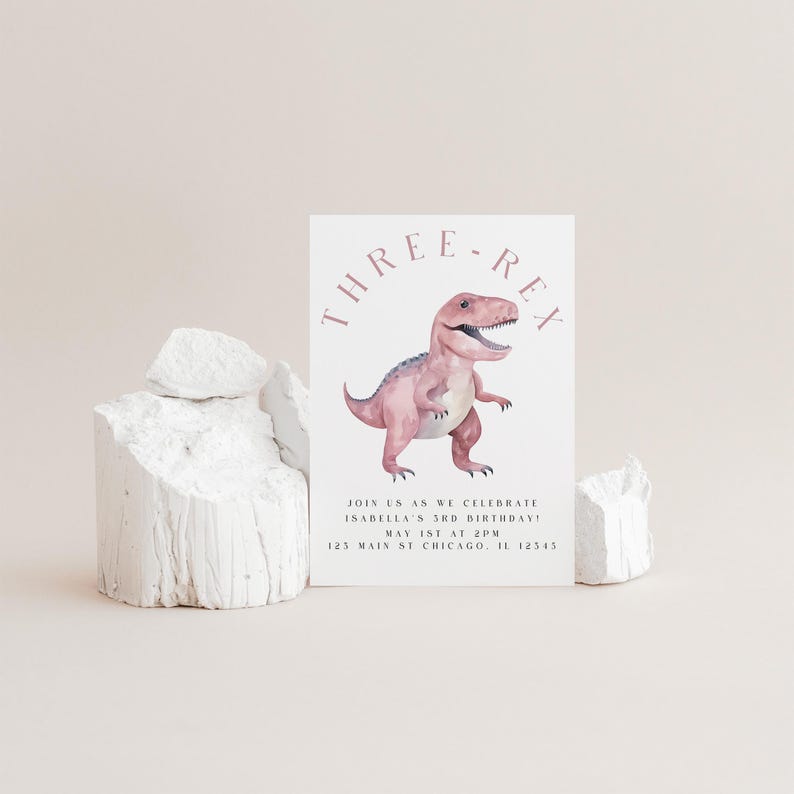 以下が含まれることがあります： ピンク色の恐竜のイラストと「THREE-REX」の文字が入った白い招待状。カードには「JOIN US AS WE CELEBRATE ISABELLA'S 3RD BIRTHDAY! MAY 1ST AT 2PM 123 MAIN ST CHICAGO, IL 12345」の文字も含まれています。