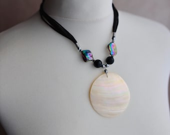 Capiz Shell round Pendant Necklace Shell Bead & Pearl  2005 UK Design