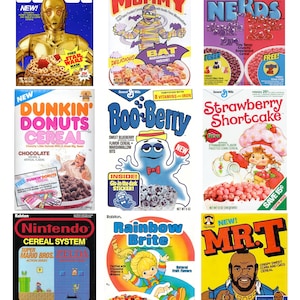 Puede incluir: Un collage de nueve cajas de cereales vintage con personajes como C-3PO, una momia, un murciélago, un monstruo de arándanos, un personaje de Strawberry Shortcake, un personaje de videojuego, una niña con el pelo arcoíris y Mr. T. Las cajas son todas de colores brillantes y presentan personajes e imágenes de dibujos animados.