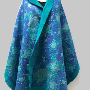 Großer blauer Seiden- und Filzschal, Nunofilz-Schal für Damen, handgefertigt.