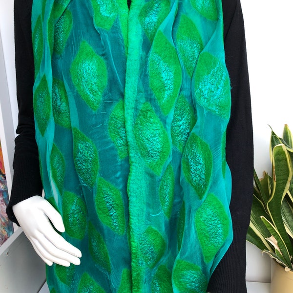 Foulard en soie et feutre vert