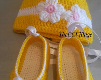 Easter Yellow crochet baby girl shoes and hat set, Crochet Baby Shoes and hat with white flowers