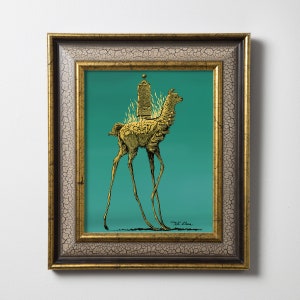 K&ouml;nnte beinhalten: Ein gerahmter Druck eines Lamas mit einem goldenen Turm auf dem R&uuml;cken. Das Lama geht auf einem blaugr&uuml;nen Hintergrund. Der Druck ist mit "Art Llama" signiert.