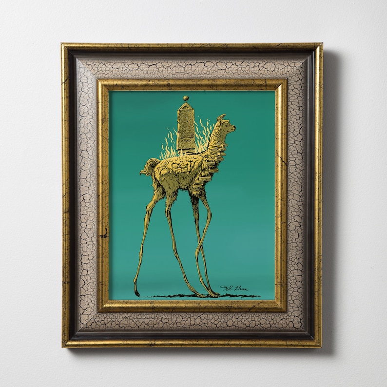 K&ouml;nnte beinhalten: Ein gerahmter Druck eines Lamas mit einem goldenen Turm auf dem R&uuml;cken. Das Lama geht auf einem blaugr&uuml;nen Hintergrund. Der Druck ist mit "Art Llama" signiert.