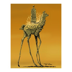 K&ouml;nnte beinhalten: Eine Linienzeichnung eines Lamas mit langem Hals und langen Beinen. Das Lama tr&auml;gt eine Steinstruktur auf seinem R&uuml;cken. Die Struktur ist mit komplizierten Mustern verziert und hat Flammen, die aus der Spitze kommen. Der Hintergrund ist einfarbig gelb. Das Bild ist unten rechts mit "Tiki Lima" signiert.