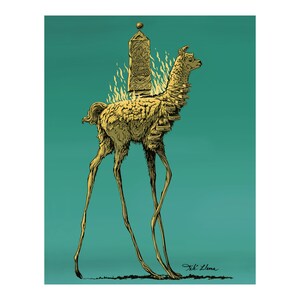 K&ouml;nnte beinhalten: Ein goldenes Lama mit langem Hals und langen Beinen, das auf einem t&uuml;rkisfarbenen Hintergrund steht. Das Lama tr&auml;gt eine goldene Krone und eine goldene Halskette. Das Lama ist von Flammen umgeben.