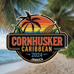 Op de afbeelding: Een logo in vintage stijl met een palmboom en een zonsondergang. De tekst luidt "Cornhusker Caribbean 2024 Jamaica".