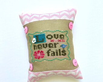 Almofada decorativa Love Never Fails, Dia dos Namorados, casamento, bebê, ponto cruz