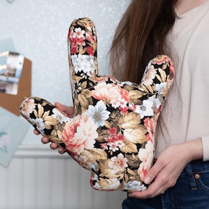 ILY Kissen (I Love You) Handform // Blumenbouquet und einfarbiger Baumwollstoff // Auf Bestellung angefertigt