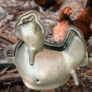 Vintage Cast Aluminum Metal Chicken Cake Mold / Country Decor