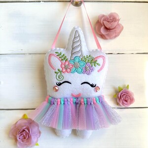 ギフトポケット付きのパーソナライズされたユニコーンラブトゥースフェアリー枕。色は女の子または男の子からお選びいただけます。