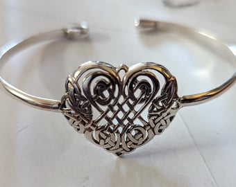 Brazalete de corazón de plata de ley celta