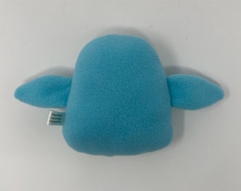 フリース製の青い鳥のぬいぐるみ、手縫いのディテールが施された
