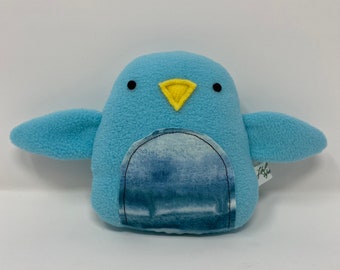 フリース製の青い鳥のぬいぐるみ、手縫いのディテールが施された