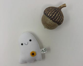 Plüschgeist aus Fleece mit handgestickter Blume