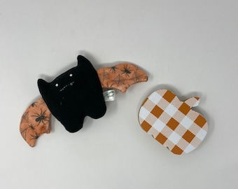 Murciélago de peluche de felpa: animal de peluche con detalles cosidos a mano.