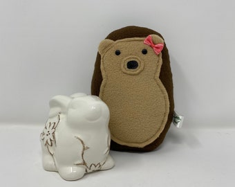 Peluche de erizo de felpa con lazo - Detalles cosidos a mano