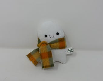 Plüschgeist aus Fleece mit handgestickten Details und Schal