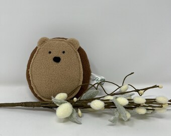 Peluche de erizo de felpa con detalles cosidos a mano.