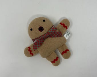 Handgestikte fleece peperkoek knuffel met lintsjaal