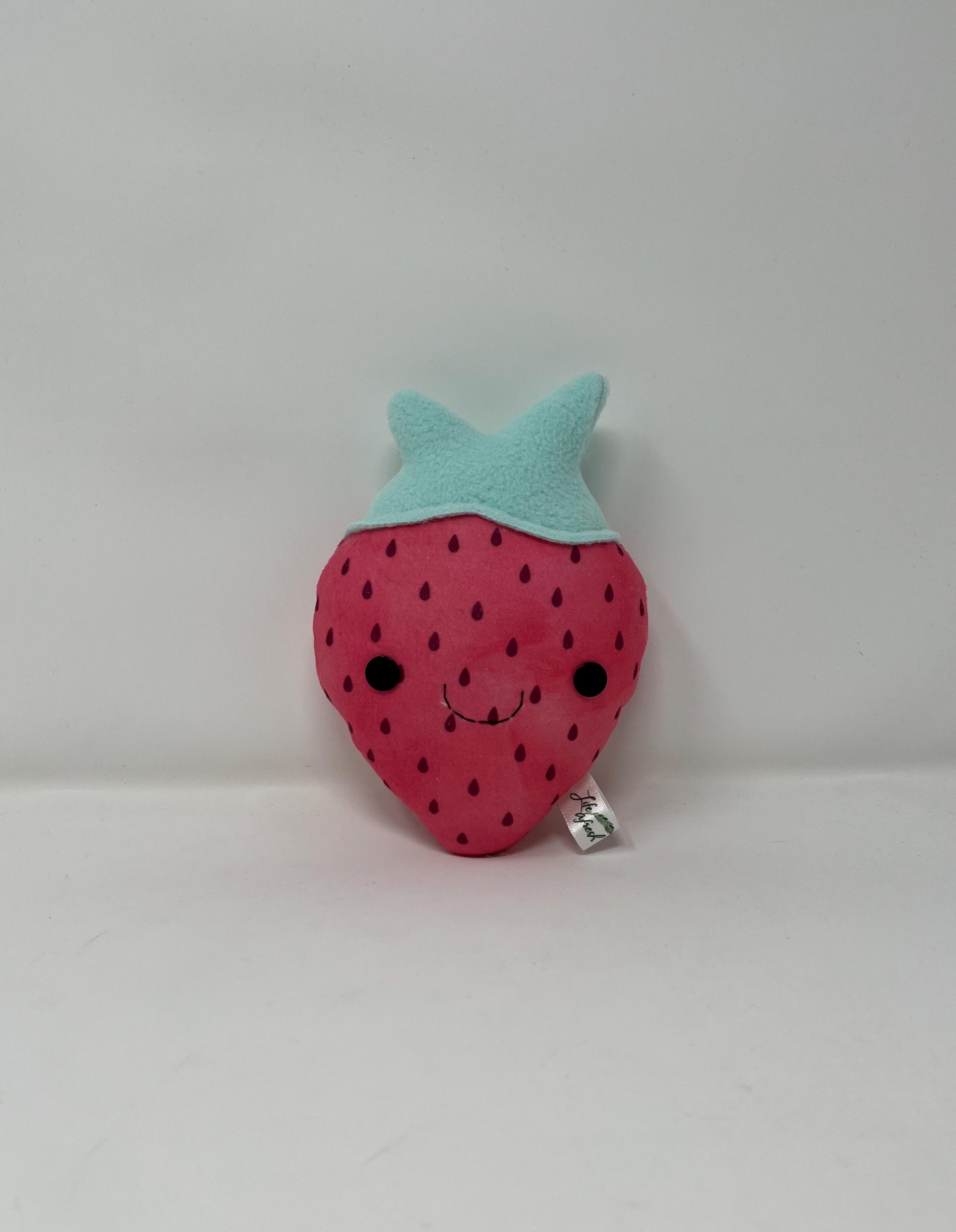手縫いのイチゴのぬいぐるみ（ボタンの目付き） - Etsy 日本