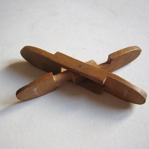 antigua tallada a mano de madera soberana, escala de monedas