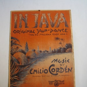 Può includere: Una copertina di spartito musicale vintage con uno sfondo arancione che presenta un'illustrazione stilizzata di una scena di giungla con palme e un edificio. Il titolo "IN JAVA ORIGINAL JAVA-DANCE (WAS DIE MAZURKA EINST WAR)" è stampato in bianco e nero. Il testo "Music by EMILIO CORDEN" è stampato in bianco e nero. Il testo "Deutscher Text von WILHELM STERK" è stampato in bianco e nero. Il testo "Edition Rarf Brüft Berlin 10.50" è stampato in bianco e nero.