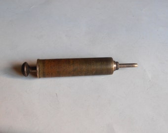 bomba de latón antiguo