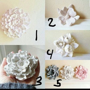 Puede incluir: Diez piezas de decoraci&oacute;n de pared de flores de yeso blanco en varios estilos. Las flores est&aacute;n numeradas del 1 al 5.