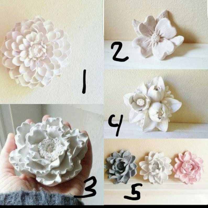 Puede incluir: Diez piezas de decoraci&oacute;n de pared de flores de yeso blanco en varios estilos. Las flores est&aacute;n numeradas del 1 al 5.