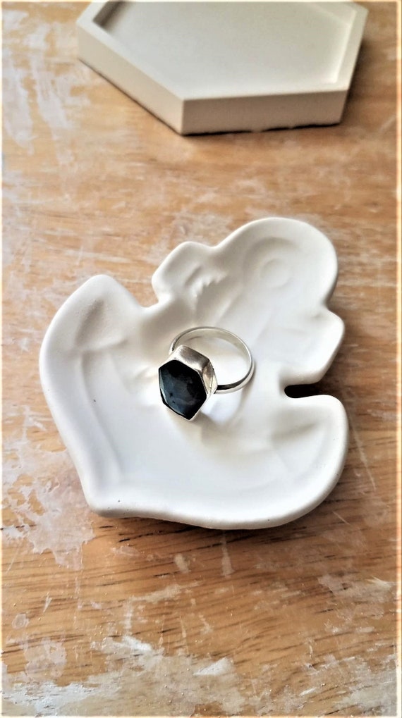 Anchor clearance ring holder