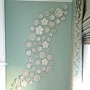 Decoración floral de pared, esculturas de flores para colgar en la pared, flores para colgar en la pared, colección de flores, arte floral para guardería, arte de peonías, dalias, amapolas imagen 2