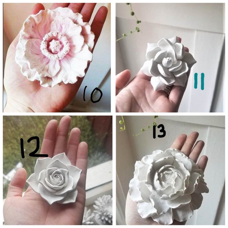 Puede incluir: Cuatro decoraciones de flores de cer&aacute;mica blanca. Las flores est&aacute;n en diferentes etapas de floraci&oacute;n, algunas tienen m&aacute;s p&eacute;talos que otras. Las flores son todas blancas y tienen una superficie ligeramente texturizada.