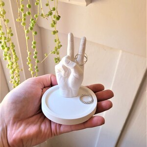 Middle finger ring holder clearance