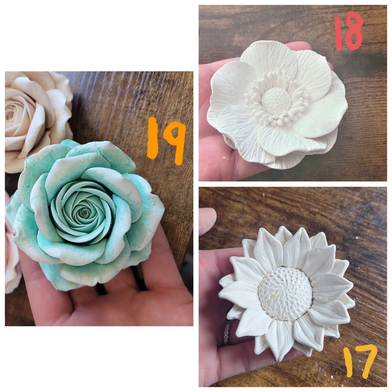 Puede incluir: Tres adornos de cer&aacute;mica blanca con forma de flor. El primer adorno es una rosa blanca, el segundo es una an&eacute;mona blanca y el tercero es un girasol blanco. Los adornos est&aacute;n numerados 17, 18 y 19.