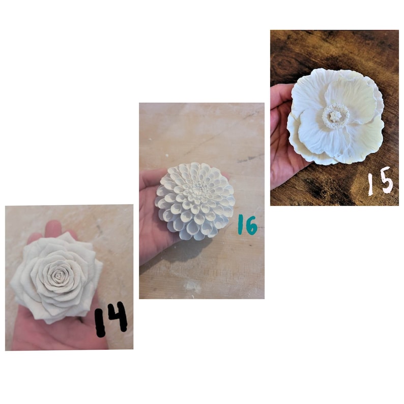 Puede incluir: Tres esculturas de flores de cer&aacute;mica blanca. La primera es una rosa, la segunda es una dalia y la tercera es una amapola.