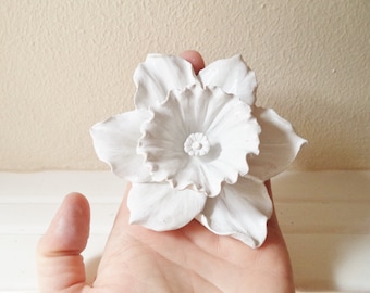 Plato para anillos con flores, regalos para novias, plato para anillos de boda, flor de nacimiento de narciso, soporte único para anillos, plato para anillos hecho a mano, arte de escultura floral