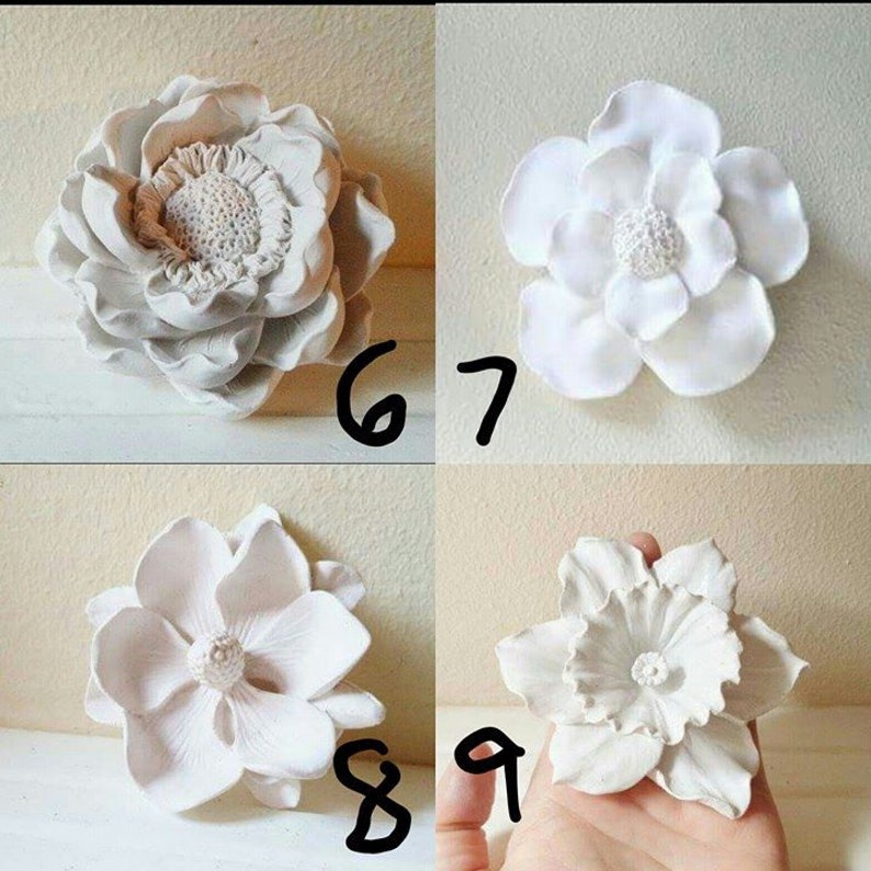 Puede incluir: Cuatro moldes de flores de yeso blanco, cada uno con un dise&ntilde;o diferente. Los moldes est&aacute;n numerados 6, 7, 8 y 9.