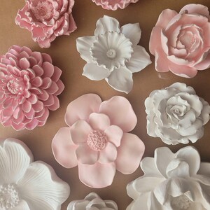 Decoración floral de pared, esculturas de flores para colgar en la pared, flores para colgar en la pared, colección de flores, arte floral para guardería, arte de peonías, dalias, amapolas imagen 12