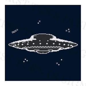 Puede incluir: Un OVNI pixelado en blanco y negro volando en un cielo azul oscuro con estrellas blancas.