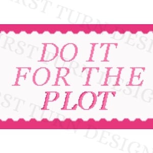 Peut inclure: Un design rectangulaire avec une bordure rose et les mots "DO IT FOR THE PLOT" en police pixelisée rose. Le fond est blanc.
