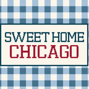 以下が含まれることがあります： ピクセル化されたフォントで「SWEET HOME CHICAGO」というテキストが入った長方形の看板。単語は濃いティールと赤で、クリーム色の背景に配置されています。看板は濃いティールのボーダーと青と白のチェック柄で縁取られています。