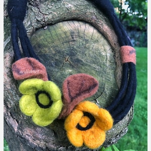 Felt necklace, felt pendant, felt accessory, flower neclace, wool accessory, wool flower