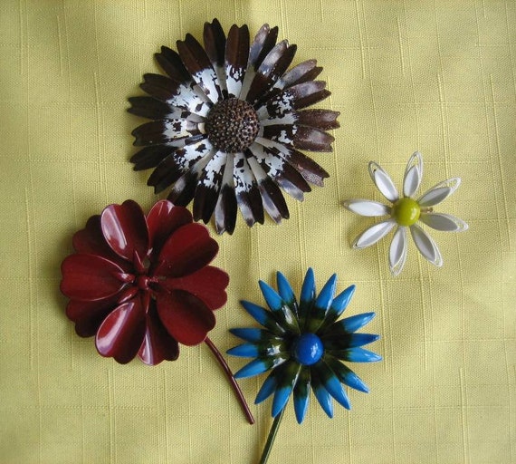 Set of 4 Vintage enamel flower pins brooches daisy